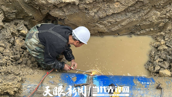 赛酷体育道真：抢修供水管道保证城区住民用水(图1)