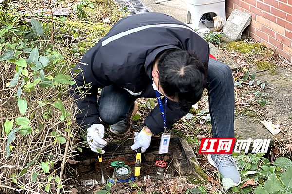 赛酷体育长沙水业集团给水外水管穿上“保暖衣” 市民可拨96533举办报修(图2)